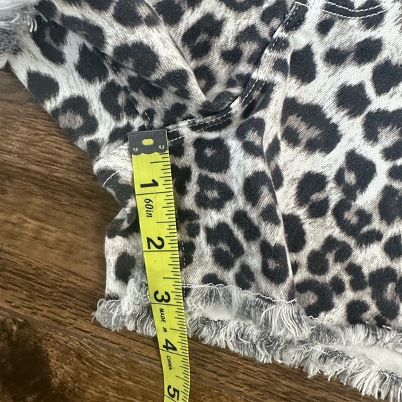 Good American Jeans Cut-Offs Snow Leopard Shorts 27, Leopard Shorts - Picture 8 of 11